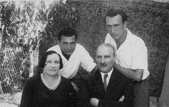 מימין: יהודה וצילה קצ'לסקי, אפרים ואהרן קציר